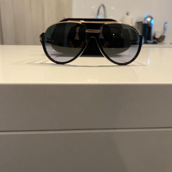 Brand new Tom Ford sunglasses worn once. $600 new - Picture 4 of 4
